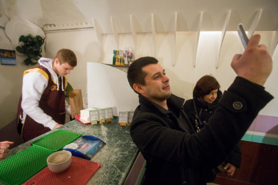 «Давай-давай!»: Александр Кокорин стал продавцом пышек