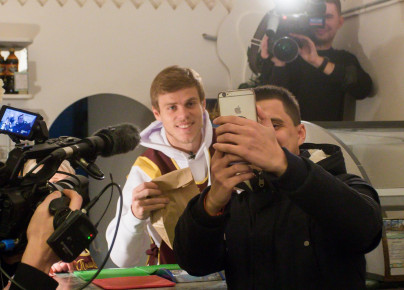 «Давай-давай!»: Александр Кокорин стал продавцом пышек