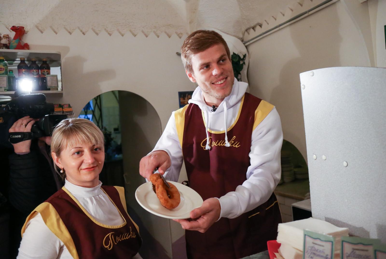 «Давай-давай!»: Александр Кокорин стал продавцом пышек