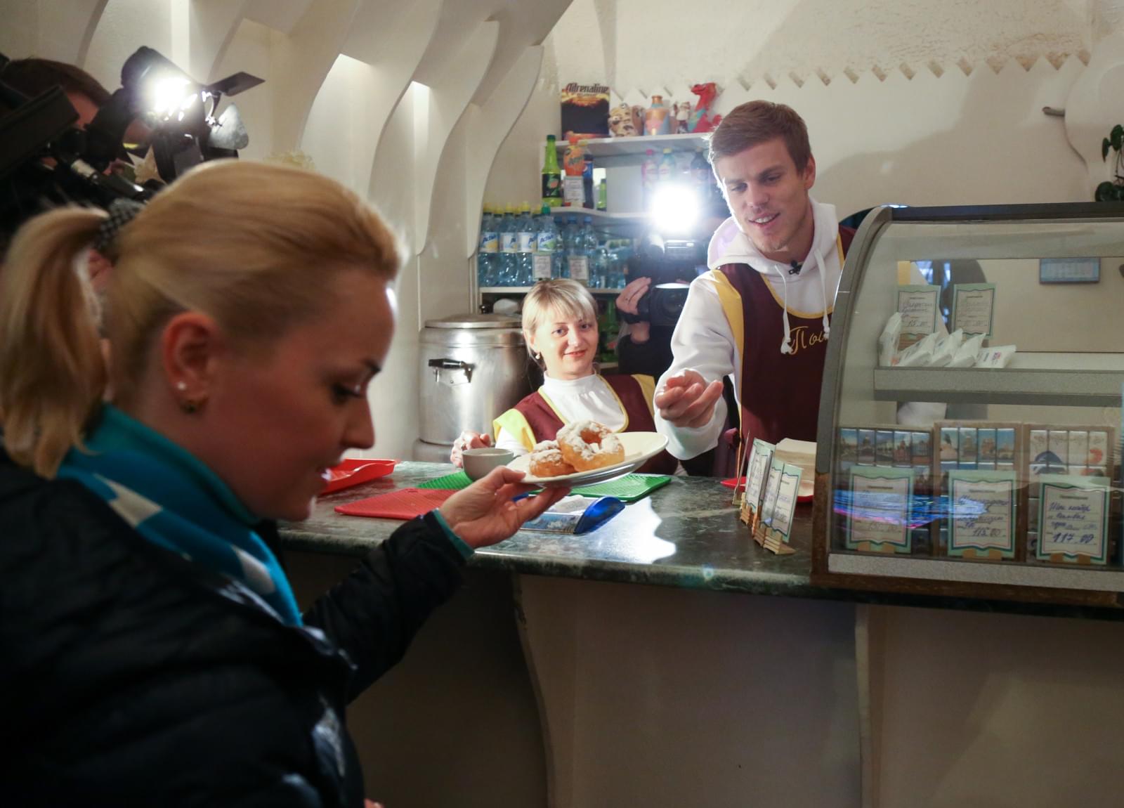 «Давай-давай!»: Александр Кокорин стал продавцом пышек