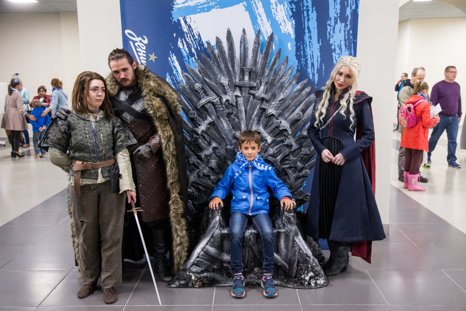 Косплееры киносериала «Игра престолов» на матче «Зенит» — «Ростов»