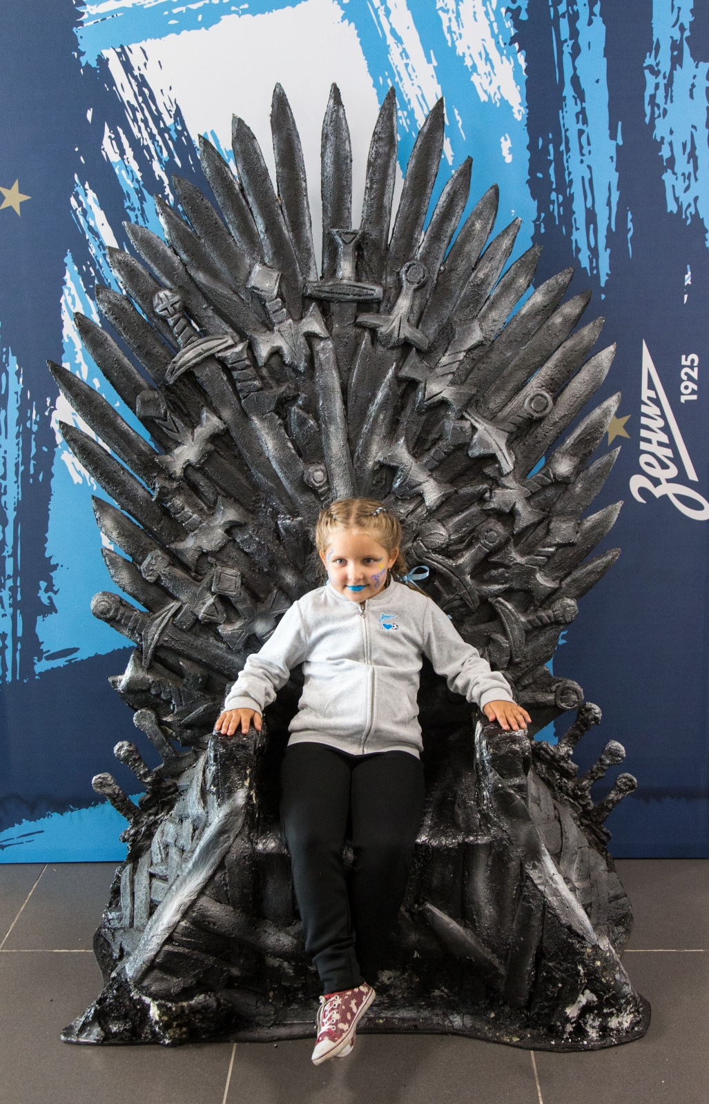 Косплееры киносериала «Игра престолов» на матче «Зенит» — «Ростов»