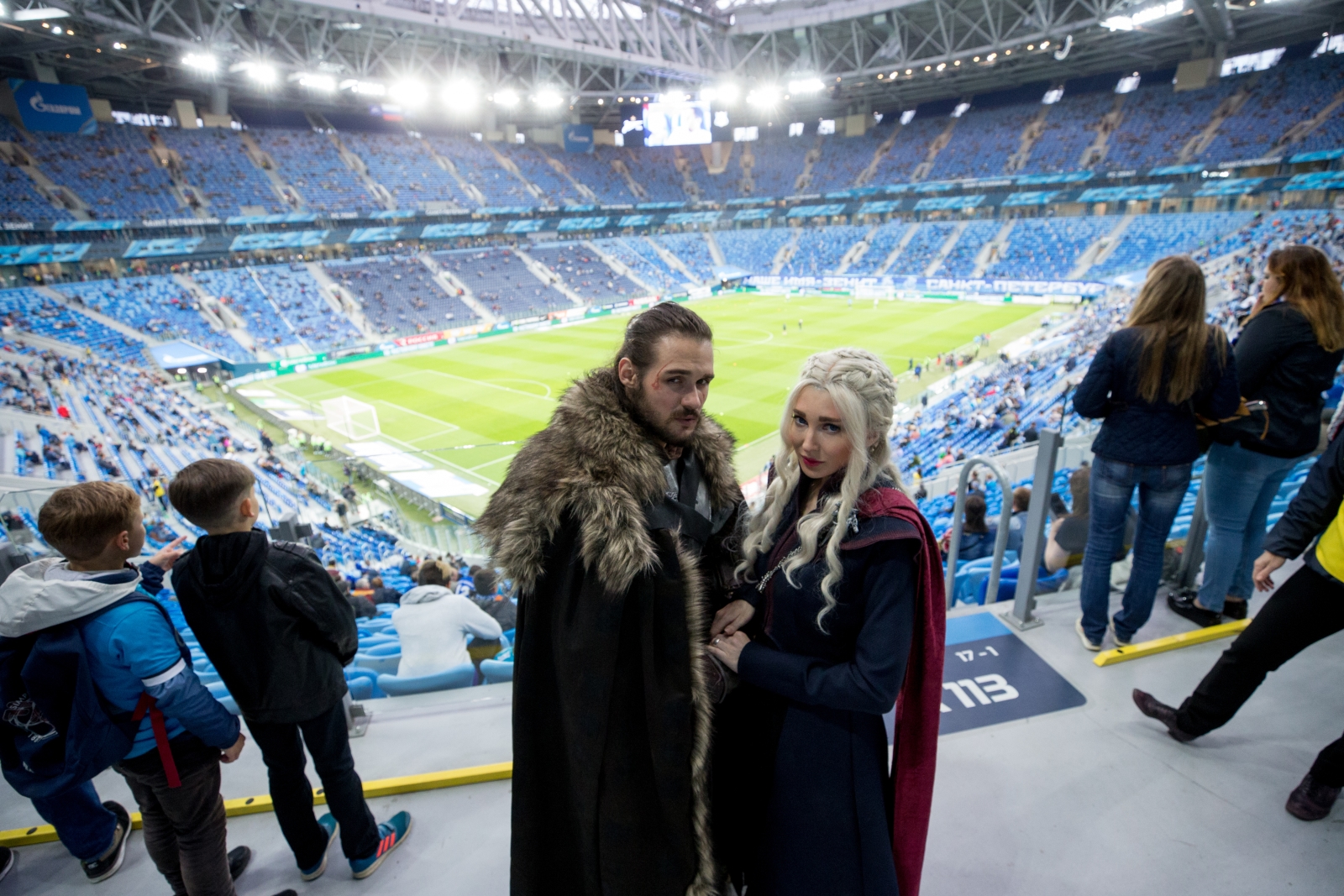 Косплееры киносериала «Игра престолов» на матче «Зенит» — «Ростов»