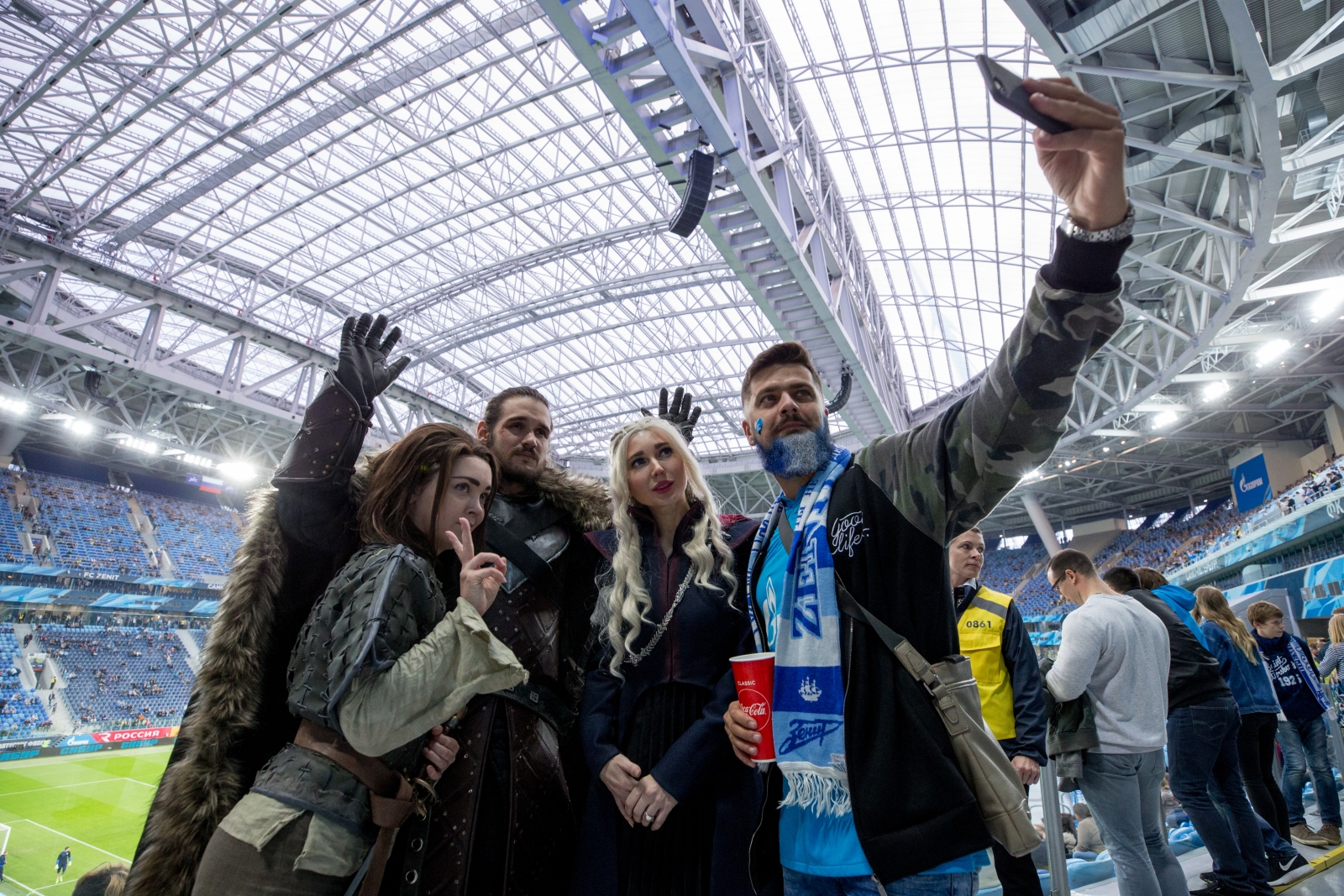 Косплееры киносериала «Игра престолов» на матче «Зенит» — «Ростов»
