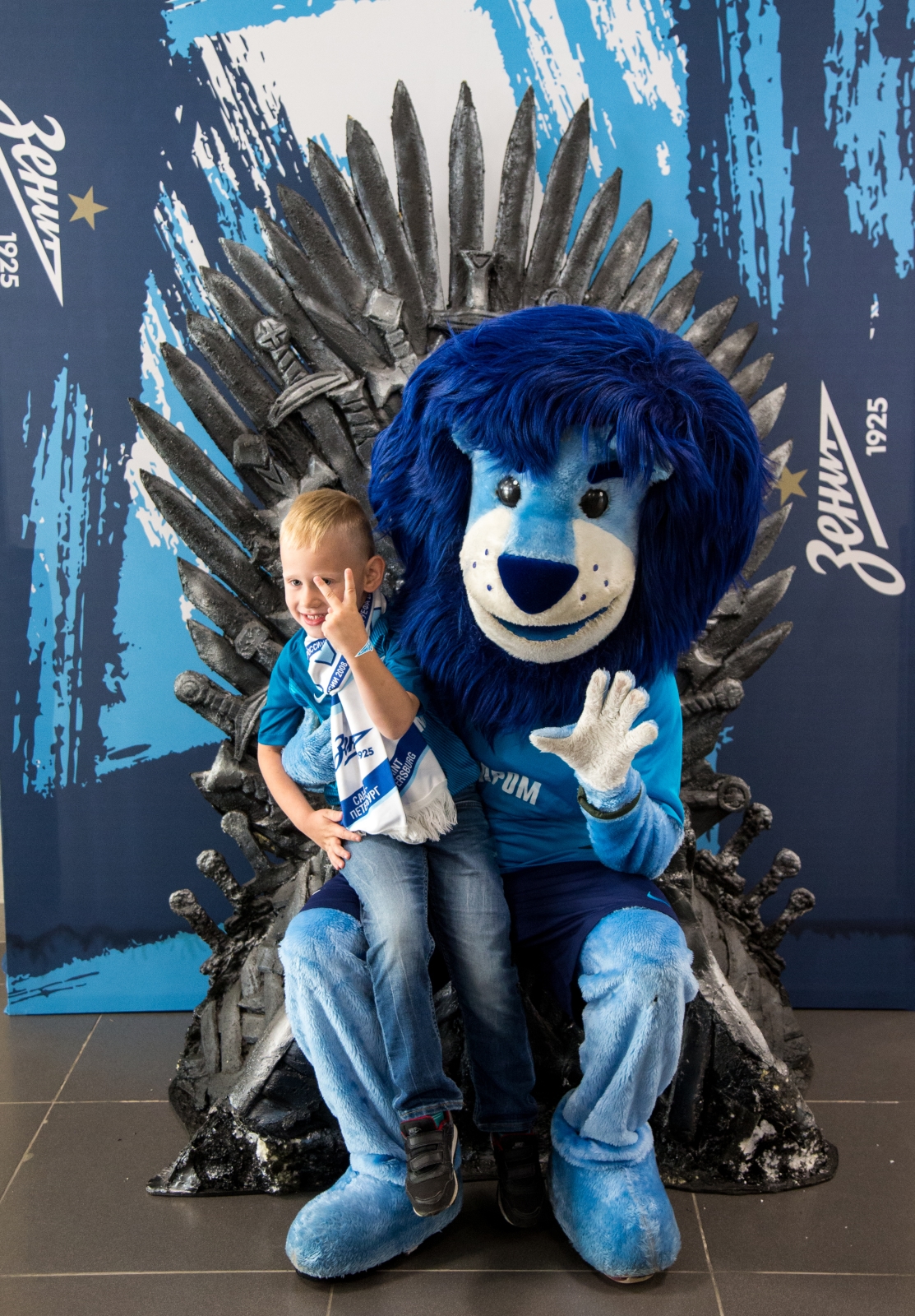 Косплееры киносериала «Игра престолов» на матче «Зенит» — «Ростов»