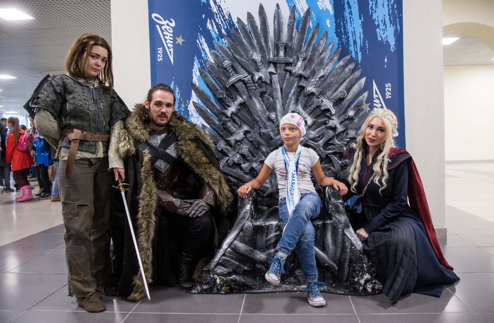 Косплееры киносериала «Игра престолов» на матче «Зенит» — «Ростов»