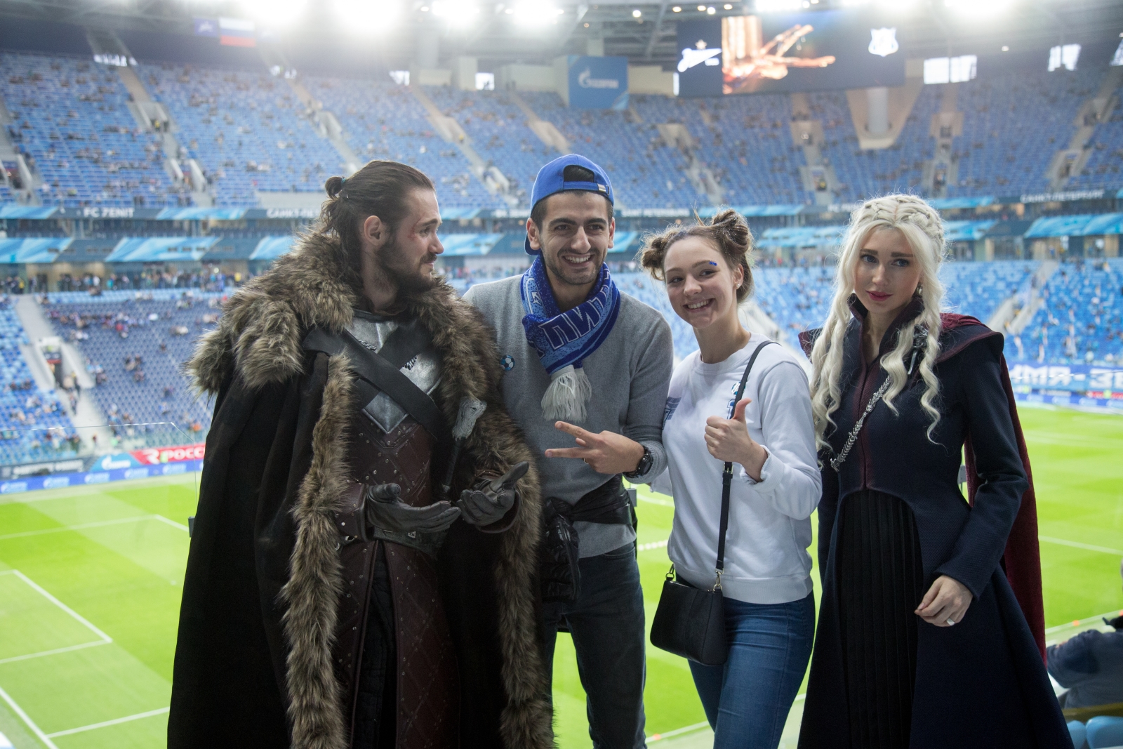 Косплееры киносериала «Игра престолов» на матче «Зенит» — «Ростов»