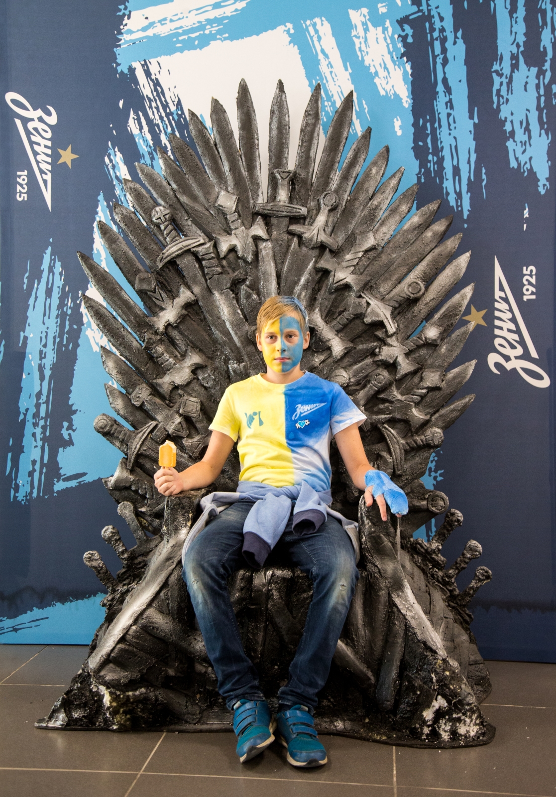 Косплееры киносериала «Игра престолов» на матче «Зенит» — «Ростов»