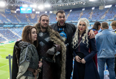 Косплееры киносериала «Игра престолов» на матче «Зенит» — «Ростов»