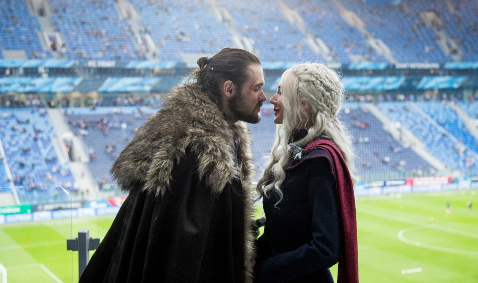 Косплееры киносериала «Игра престолов» на матче «Зенит» — «Ростов»