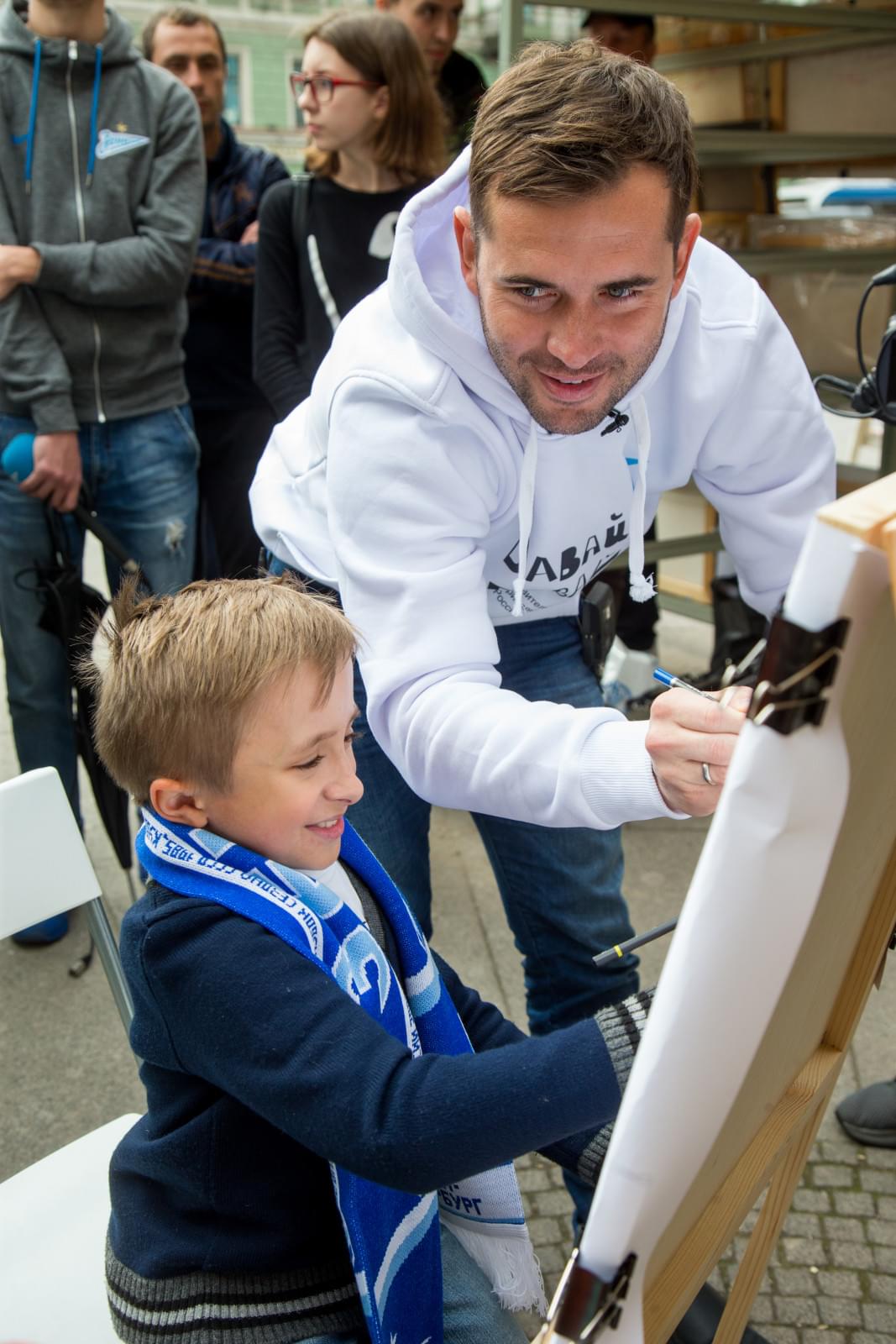 «Давай-давай!»: Александр Кержаков стал уличным художником