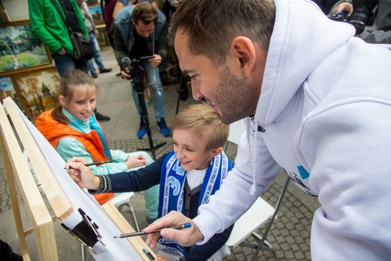 «Давай-давай!»: Александр Кержаков стал уличным художником