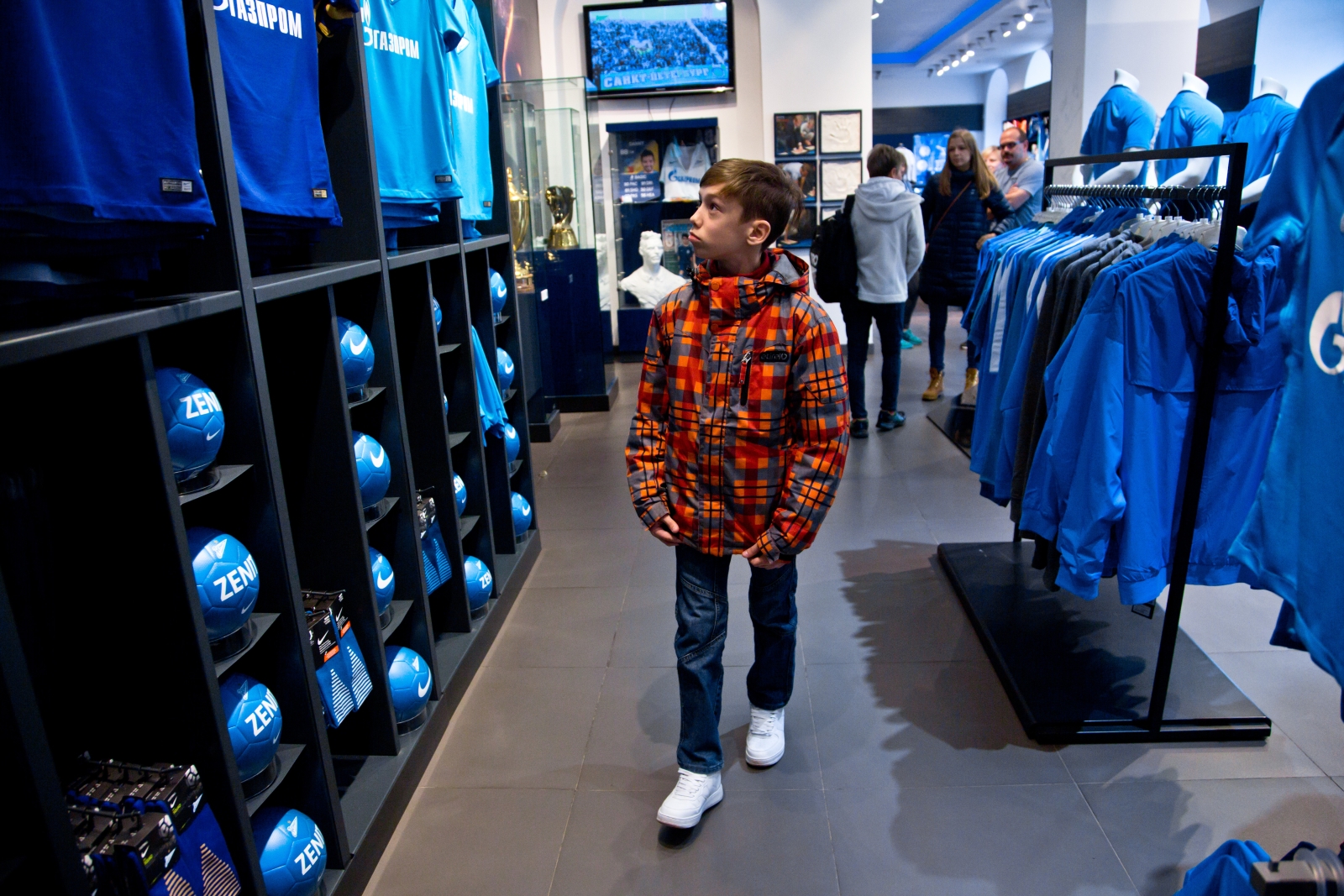 Болельщик Максим Михайлов вручил награду «G-Drive. Лучший игрок августа» нападающему «Зенита» Александру Кокорину