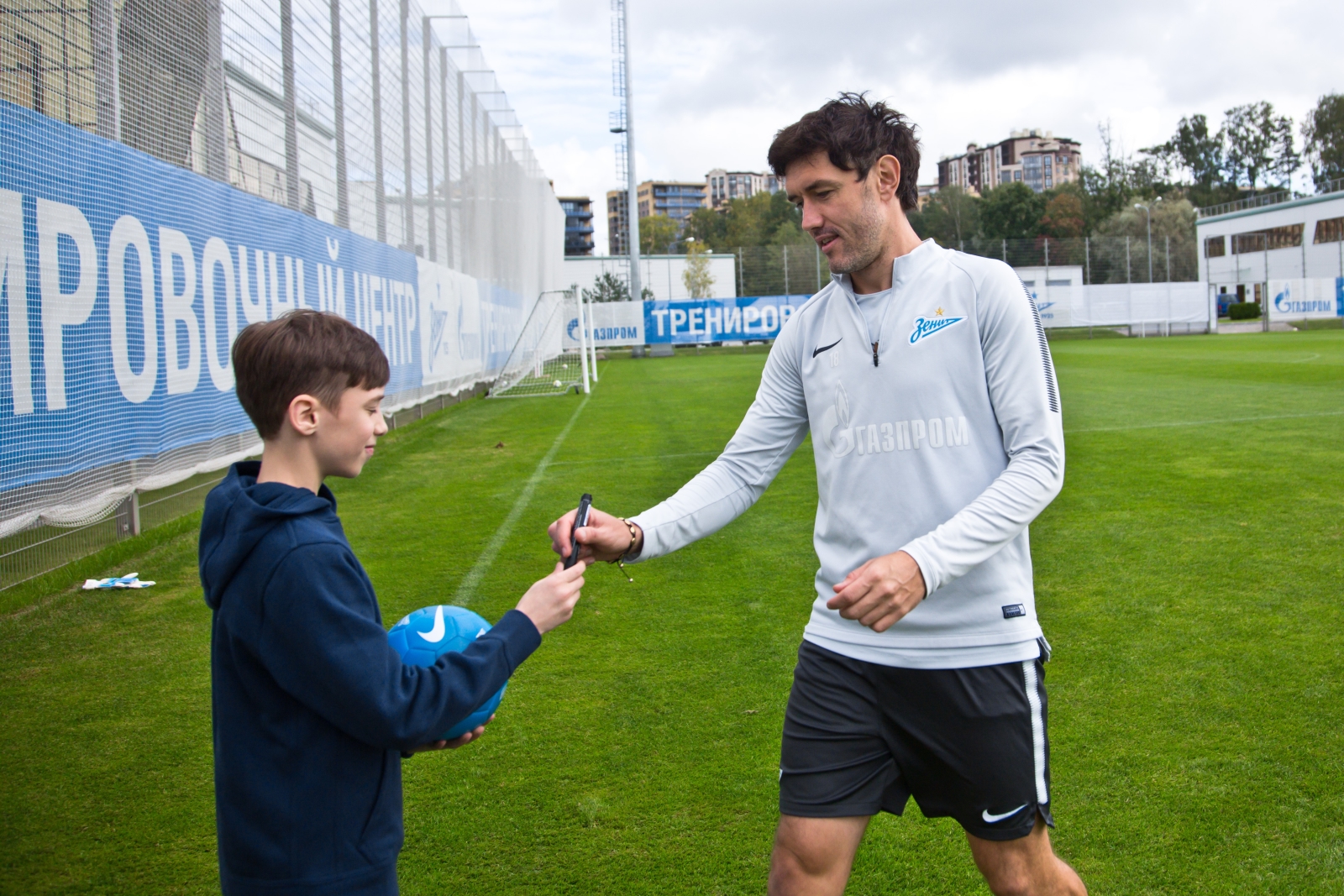 Болельщик Максим Михайлов вручил награду «G-Drive. Лучший игрок августа» нападающему «Зенита» Александру Кокорину