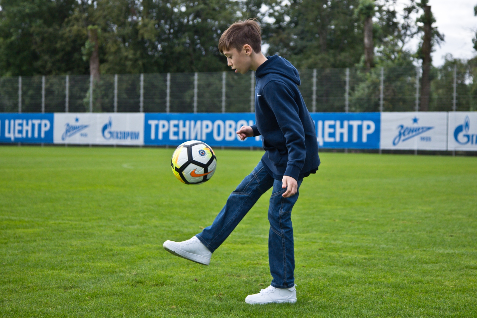 Болельщик Максим Михайлов вручил награду «G-Drive. Лучший игрок августа» нападающему «Зенита» Александру Кокорину