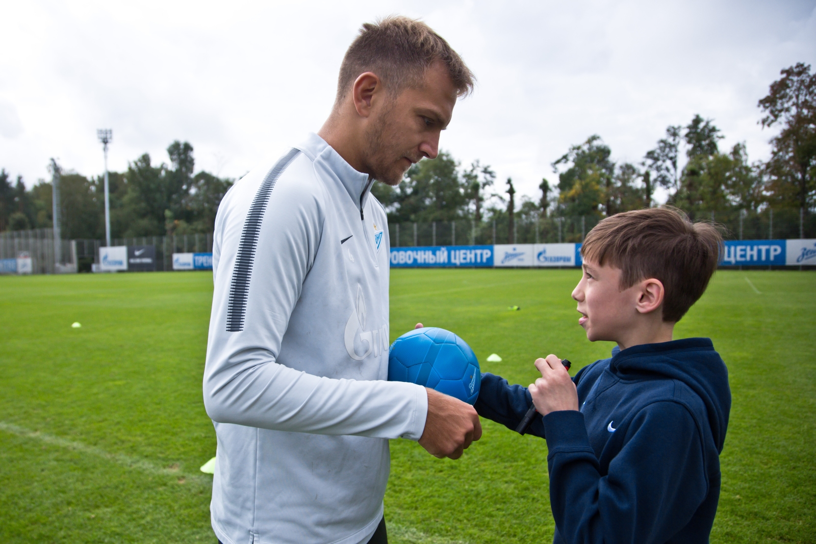 Болельщик Максим Михайлов вручил награду «G-Drive. Лучший игрок августа» нападающему «Зенита» Александру Кокорину