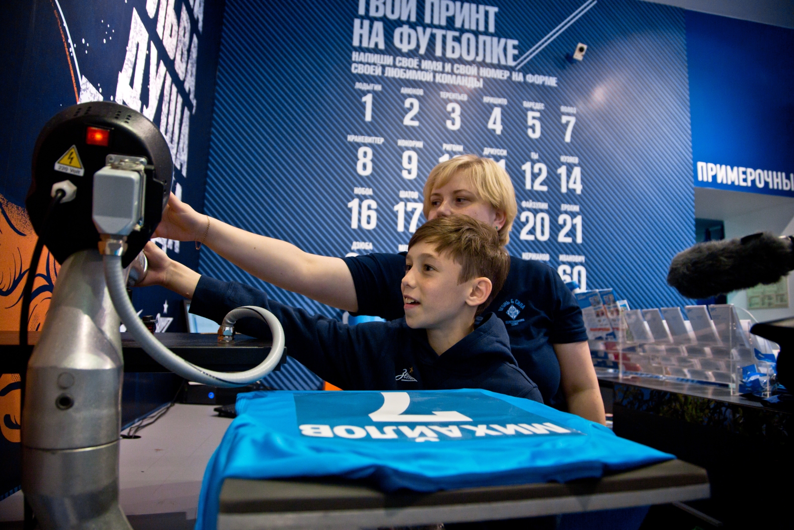 Болельщик Максим Михайлов вручил награду «G-Drive. Лучший игрок августа» нападающему «Зенита» Александру Кокорину