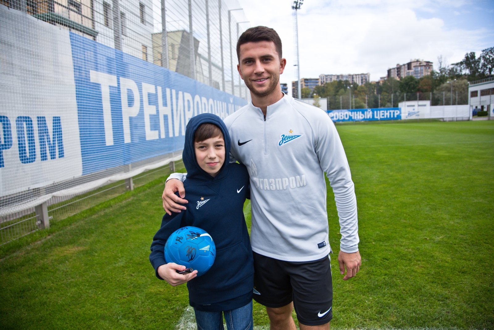 Болельщик Максим Михайлов вручил награду «G-Drive. Лучший игрок августа» нападающему «Зенита» Александру Кокорину