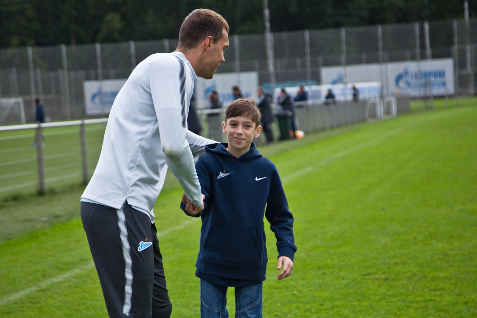 Болельщик Максим Михайлов вручил награду «G-Drive. Лучший игрок августа» нападающему «Зенита» Александру Кокорину