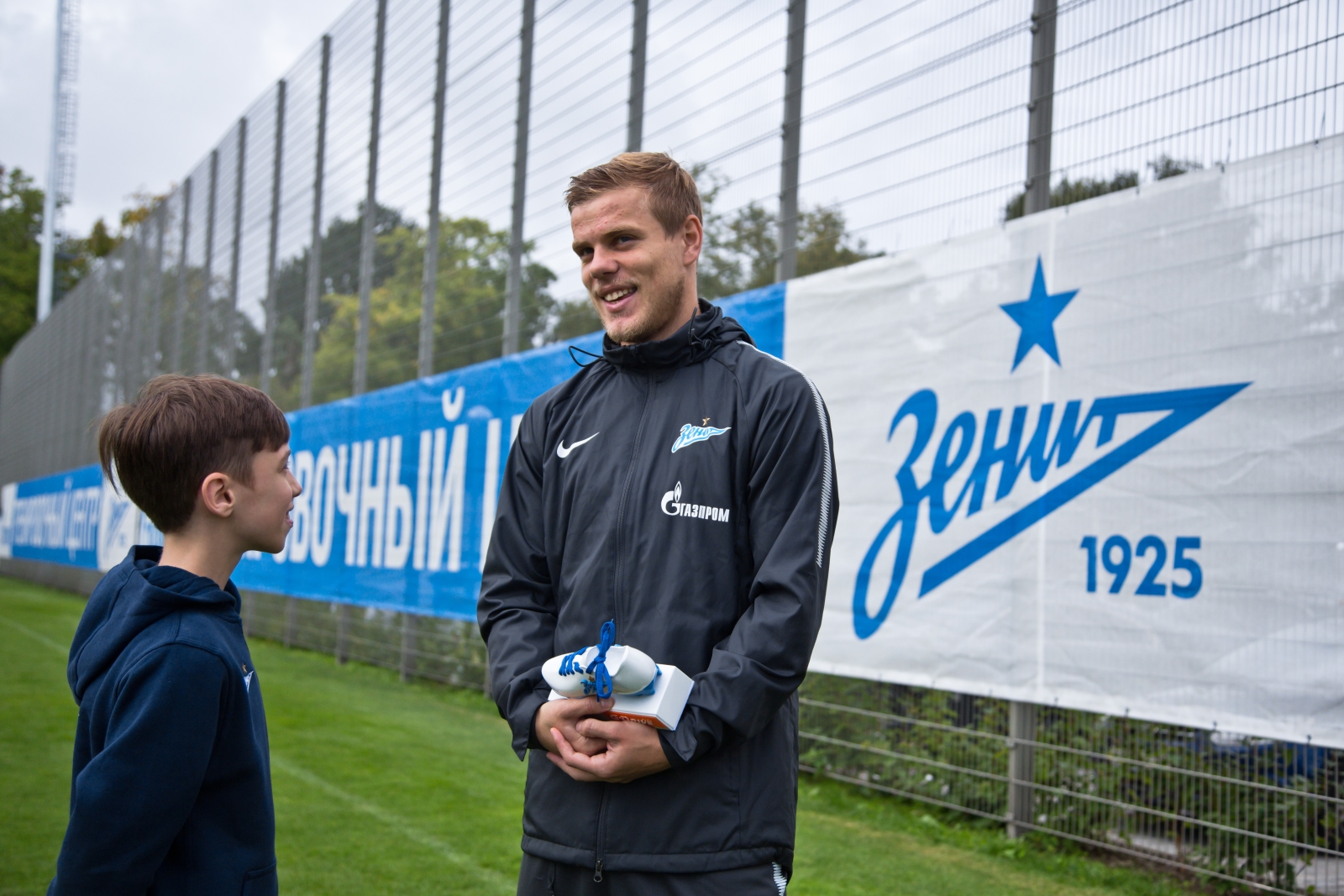 Болельщик Максим Михайлов вручил награду «G-Drive. Лучший игрок августа» нападающему «Зенита» Александру Кокорину