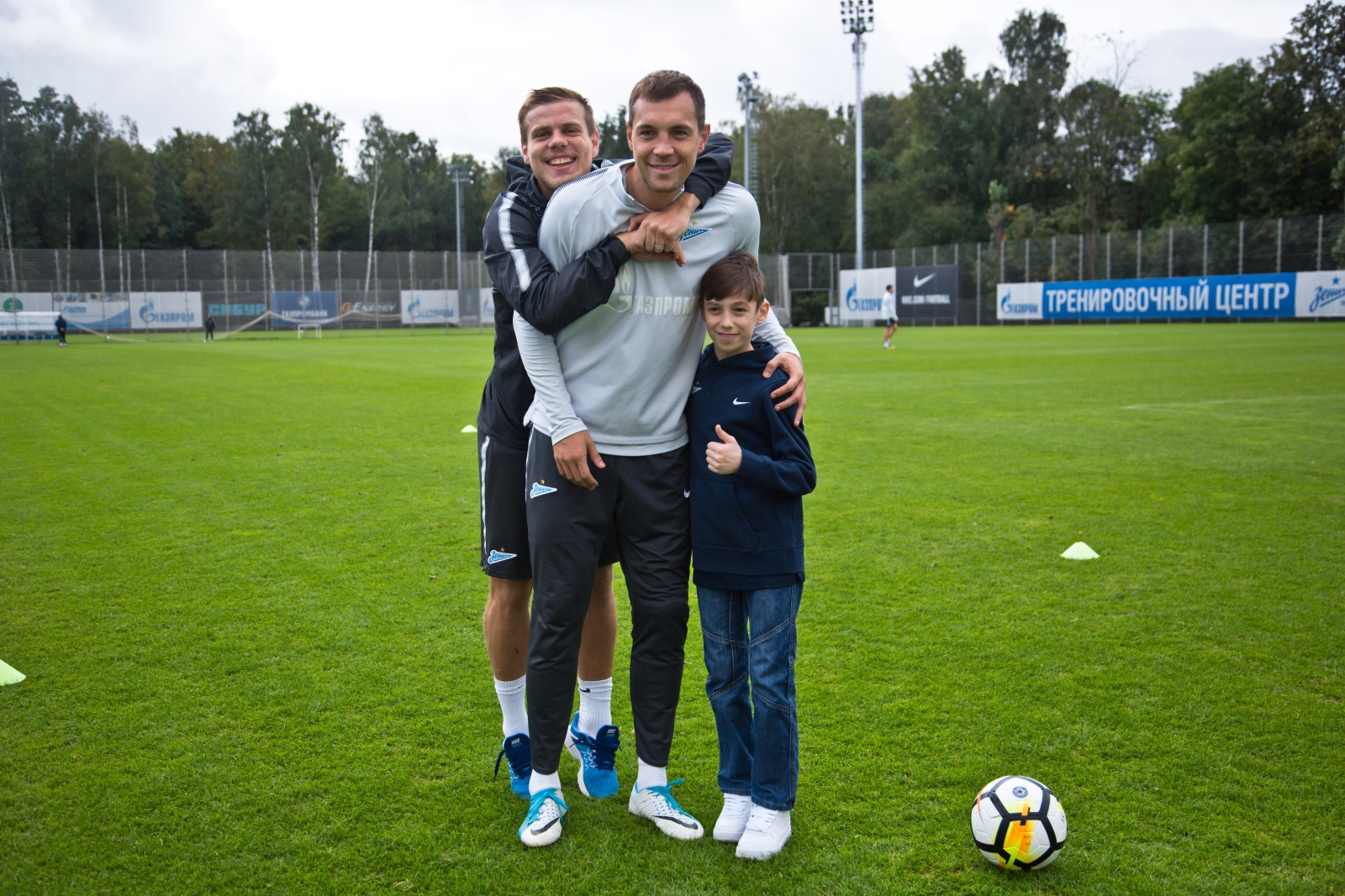 Болельщик Максим Михайлов вручил награду «G-Drive. Лучший игрок августа» нападающему «Зенита» Александру Кокорину