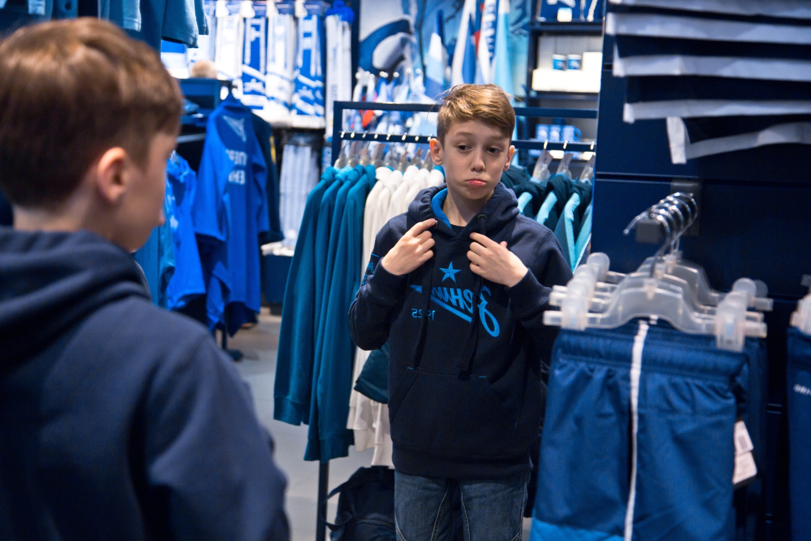 Болельщик Максим Михайлов вручил награду «G-Drive. Лучший игрок августа» нападающему «Зенита» Александру Кокорину