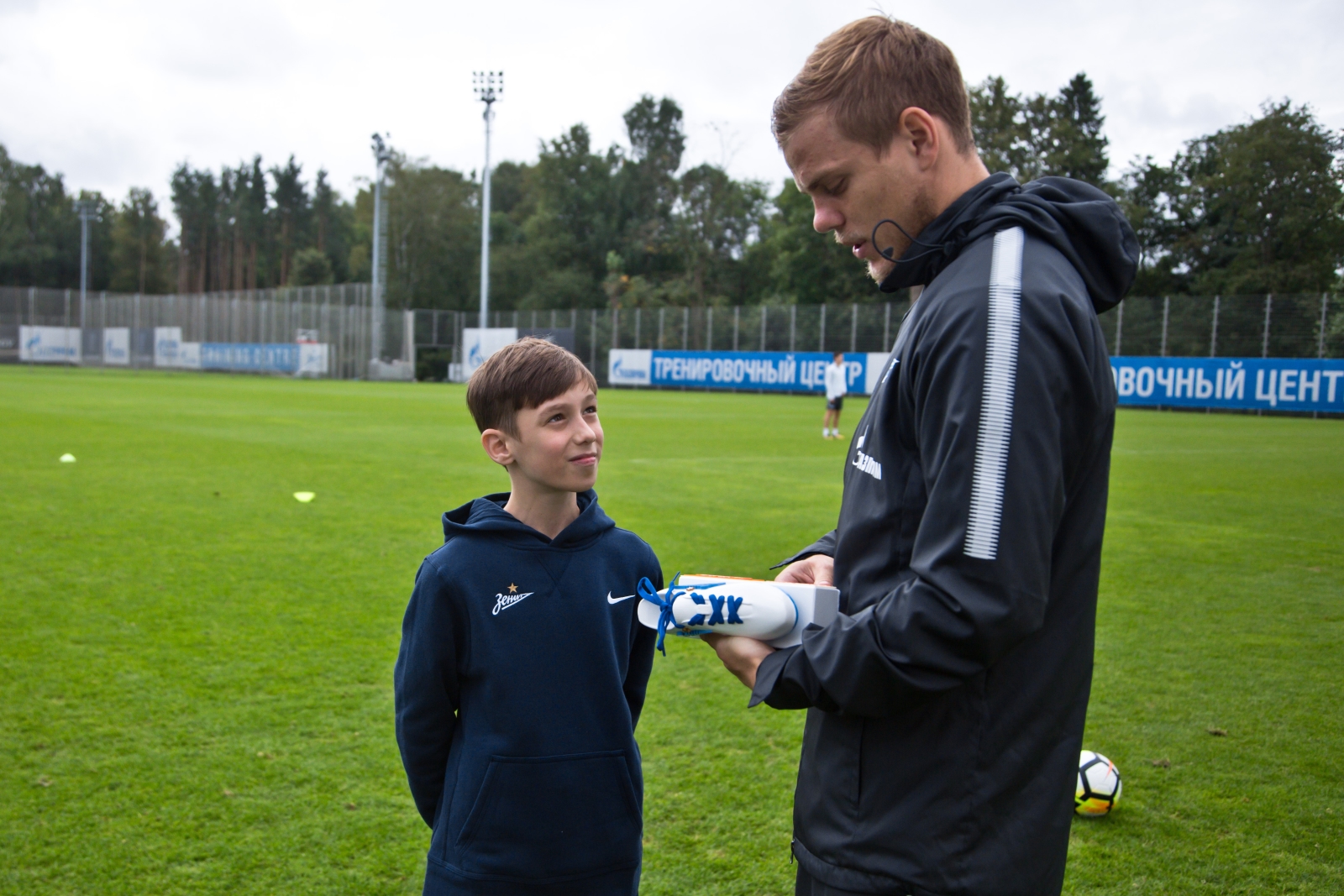 Болельщик Максим Михайлов вручил награду «G-Drive. Лучший игрок августа» нападающему «Зенита» Александру Кокорину