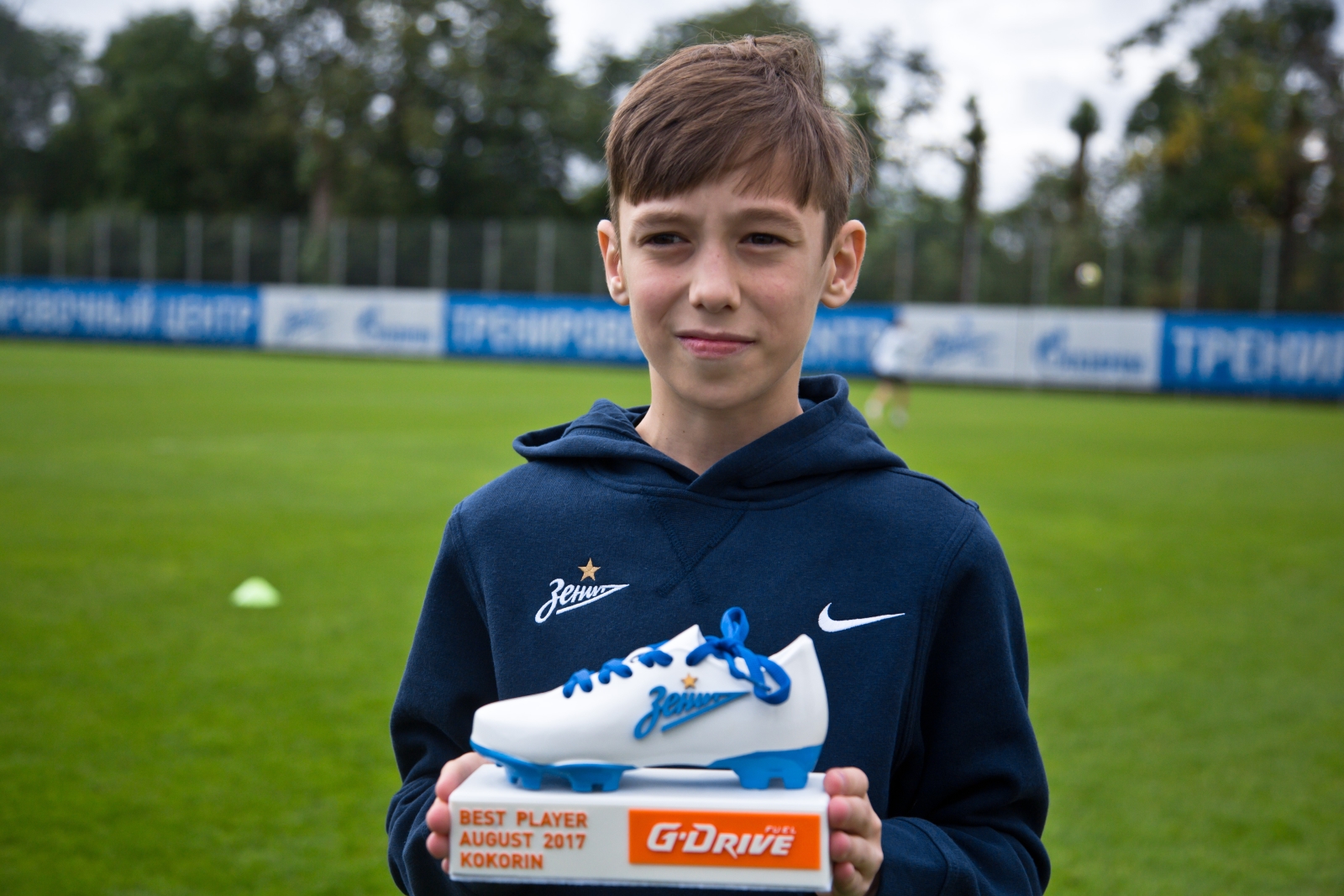 Болельщик Максим Михайлов вручил награду «G-Drive. Лучший игрок августа» нападающему «Зенита» Александру Кокорину