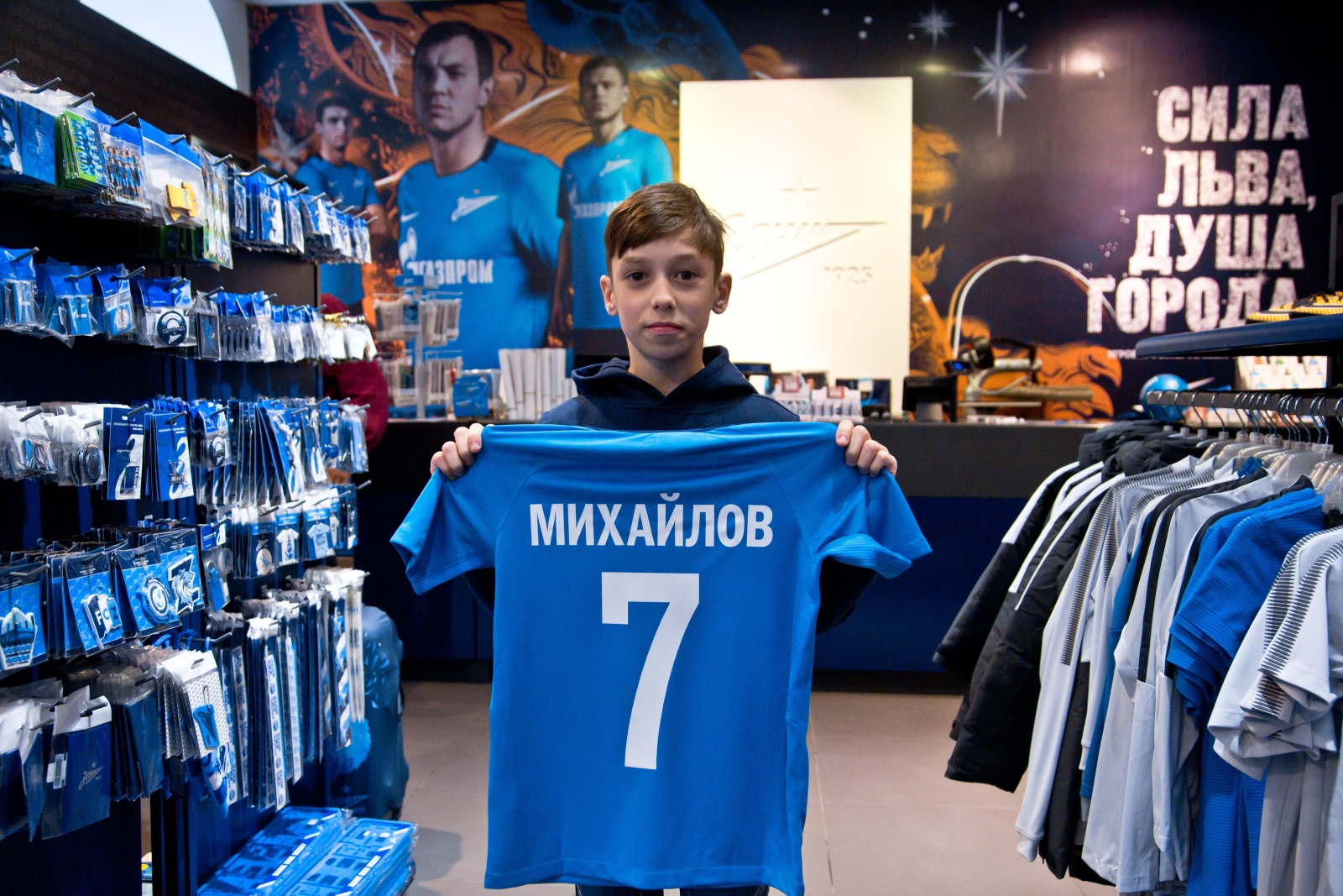 Болельщик Максим Михайлов вручил награду «G-Drive. Лучший игрок августа» нападающему «Зенита» Александру Кокорину