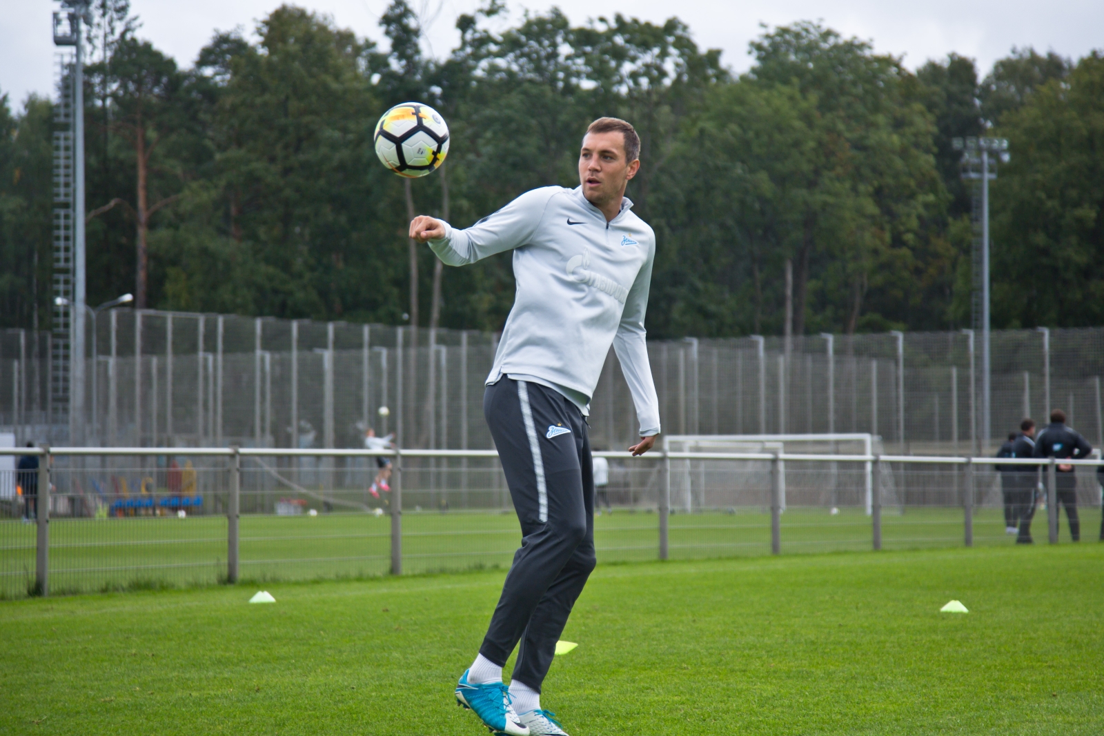 Болельщик Максим Михайлов вручил награду «G-Drive. Лучший игрок августа» нападающему «Зенита» Александру Кокорину