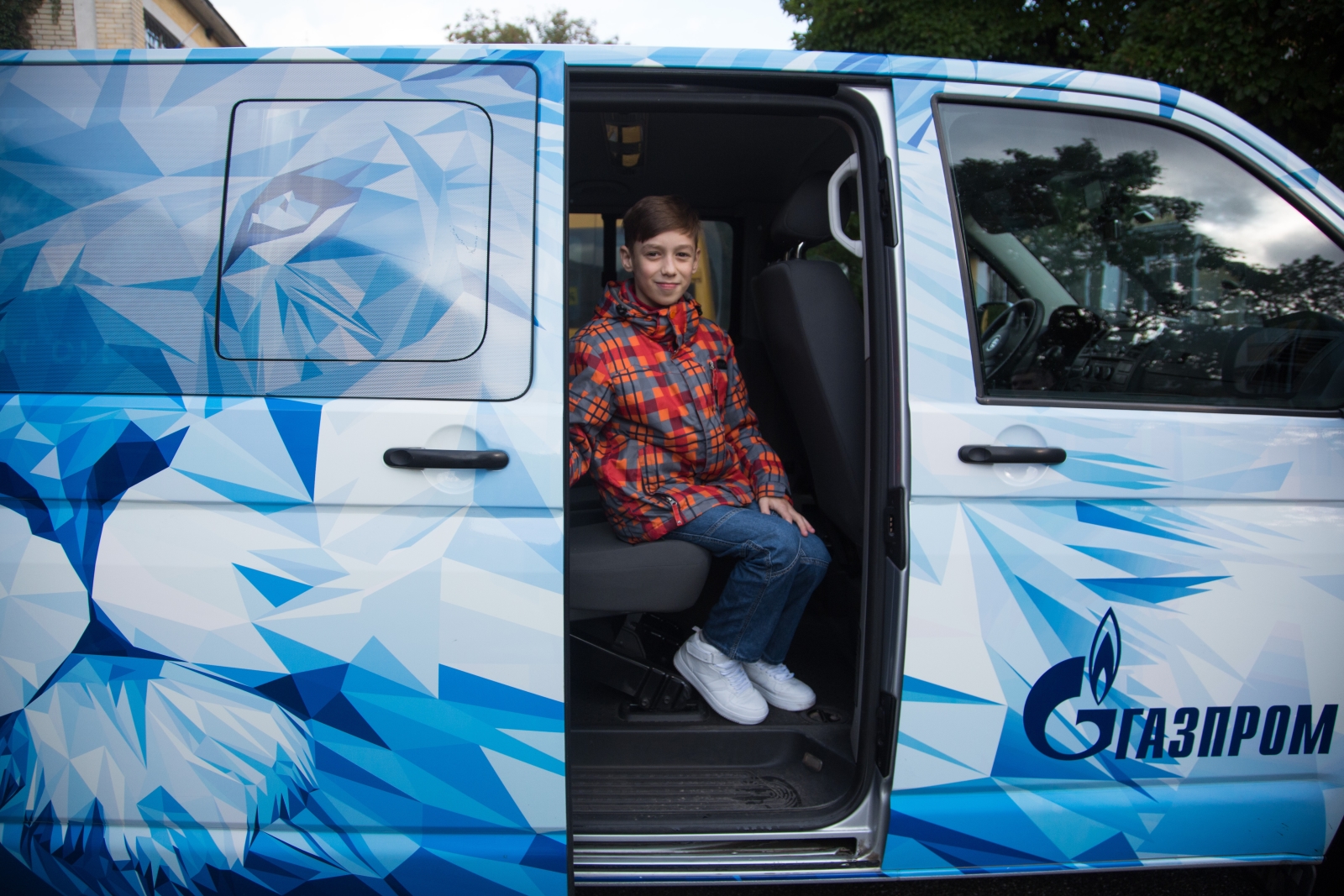 Болельщик Максим Михайлов вручил награду «G-Drive. Лучший игрок августа» нападающему «Зенита» Александру Кокорину