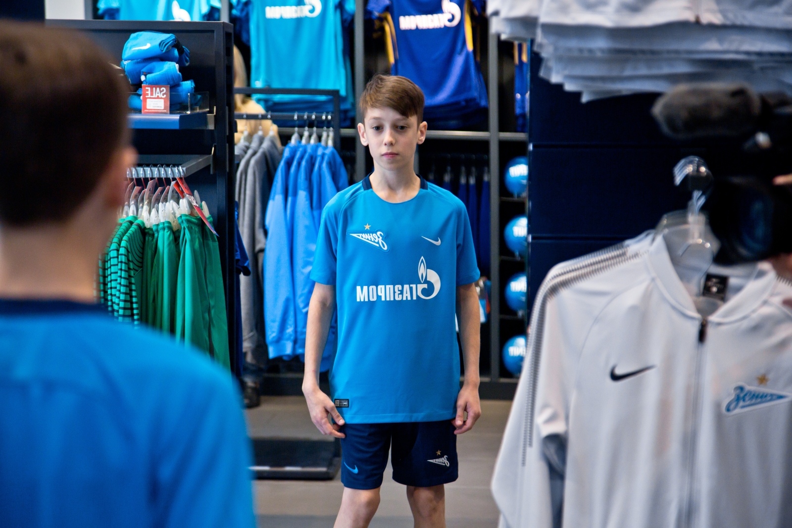 Болельщик Максим Михайлов вручил награду «G-Drive. Лучший игрок августа» нападающему «Зенита» Александру Кокорину