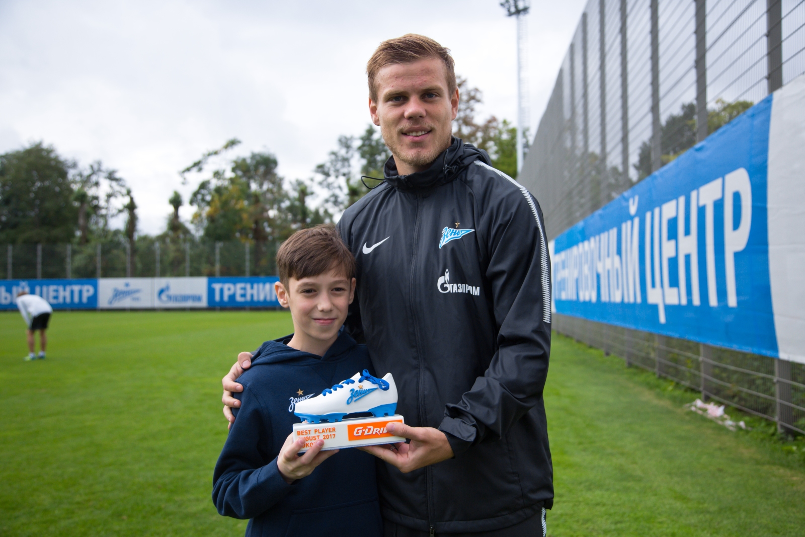 Болельщик Максим Михайлов вручил награду «G-Drive. Лучший игрок августа» нападающему «Зенита» Александру Кокорину