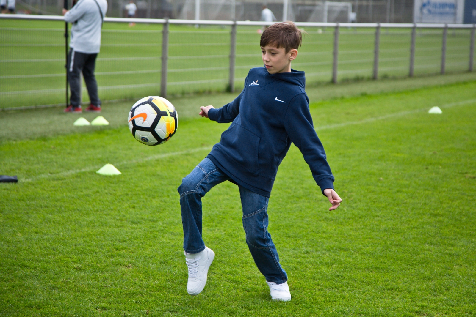 Болельщик Максим Михайлов вручил награду «G-Drive. Лучший игрок августа» нападающему «Зенита» Александру Кокорину