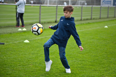 Болельщик Максим Михайлов вручил награду «G-Drive. Лучший игрок августа» нападающему «Зенита» Александру Кокорину