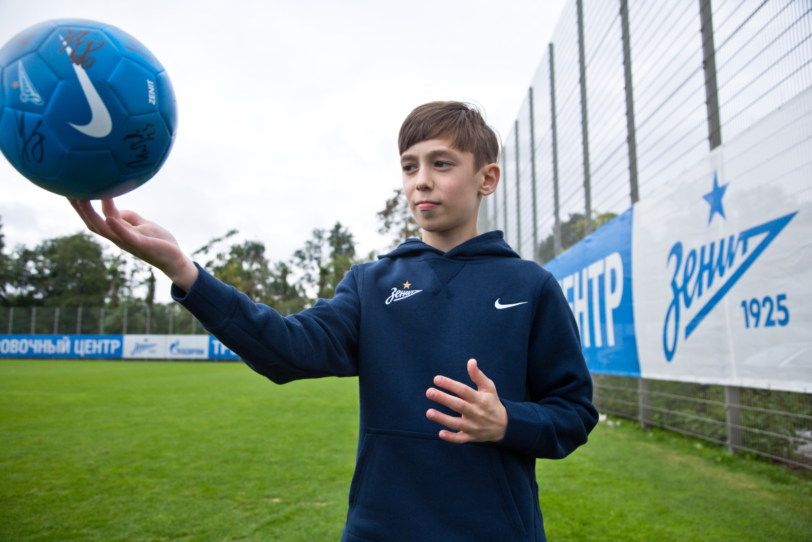 Болельщик Максим Михайлов вручил награду «G-Drive. Лучший игрок августа» нападающему «Зенита» Александру Кокорину