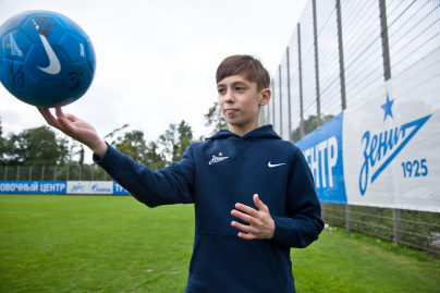 Болельщик Максим Михайлов вручил награду «G-Drive. Лучший игрок августа» нападающему «Зенита» Александру Кокорину