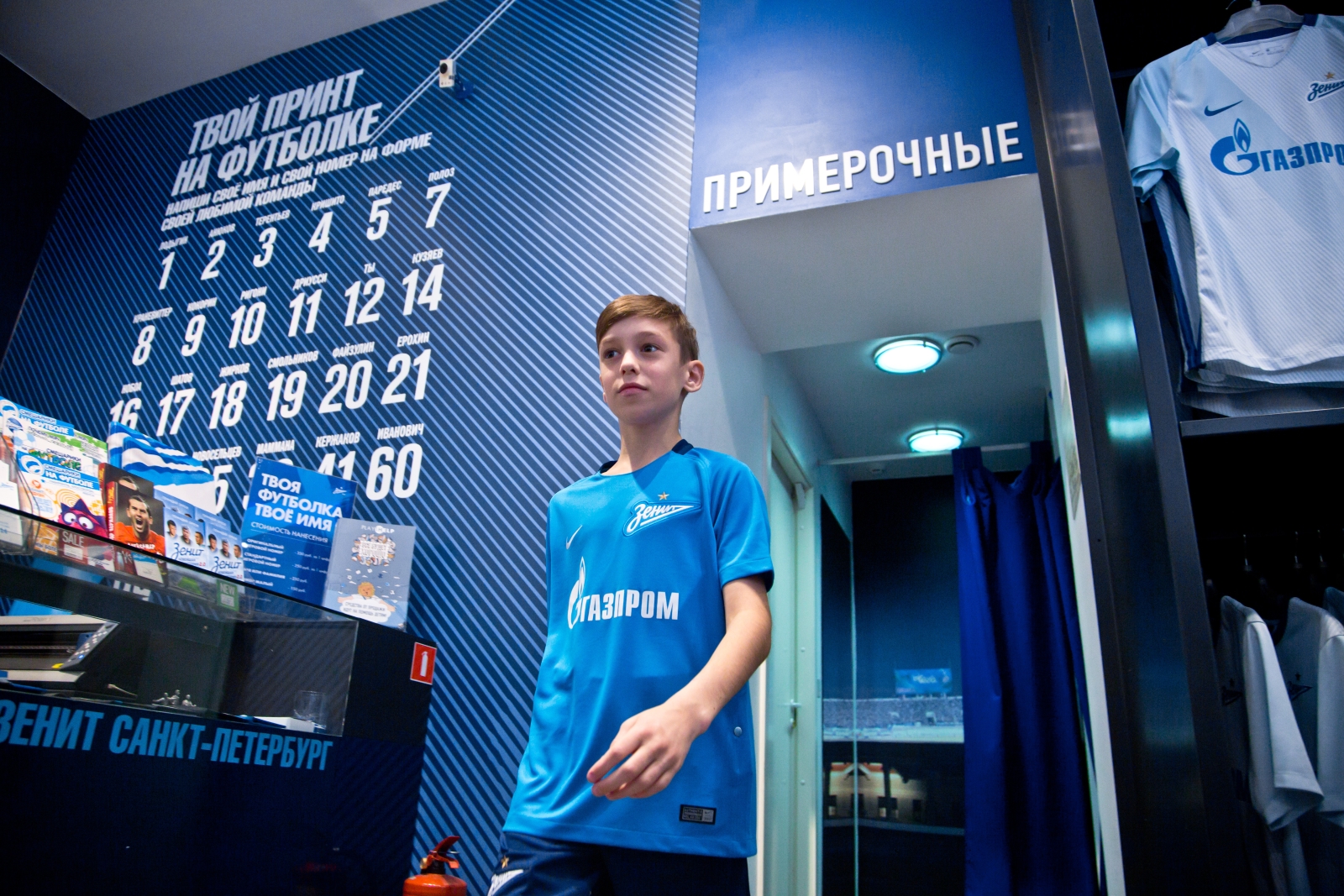 Болельщик Максим Михайлов вручил награду «G-Drive. Лучший игрок августа» нападающему «Зенита» Александру Кокорину