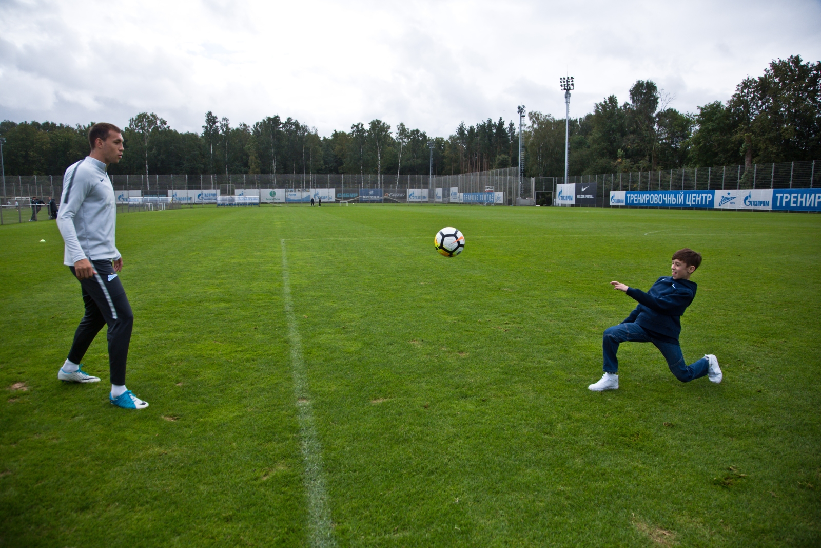 Болельщик Максим Михайлов вручил награду «G-Drive. Лучший игрок августа» нападающему «Зенита» Александру Кокорину