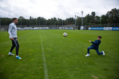 Болельщик Максим Михайлов вручил награду «G-Drive. Лучший игрок августа» нападающему «Зенита» Александру Кокорину