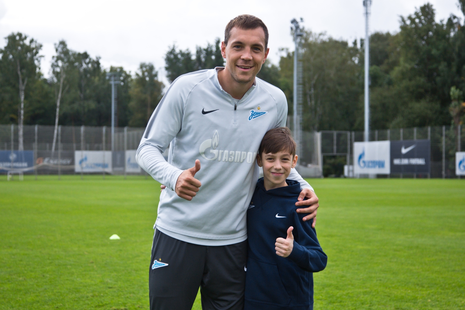 Болельщик Максим Михайлов вручил награду «G-Drive. Лучший игрок августа» нападающему «Зенита» Александру Кокорину