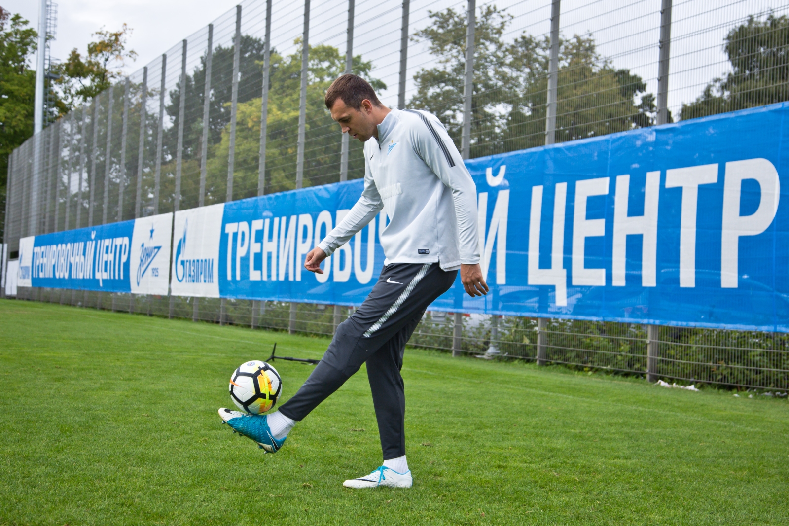 Болельщик Максим Михайлов вручил награду «G-Drive. Лучший игрок августа» нападающему «Зенита» Александру Кокорину