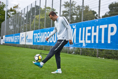 Болельщик Максим Михайлов вручил награду «G-Drive. Лучший игрок августа» нападающему «Зенита» Александру Кокорину