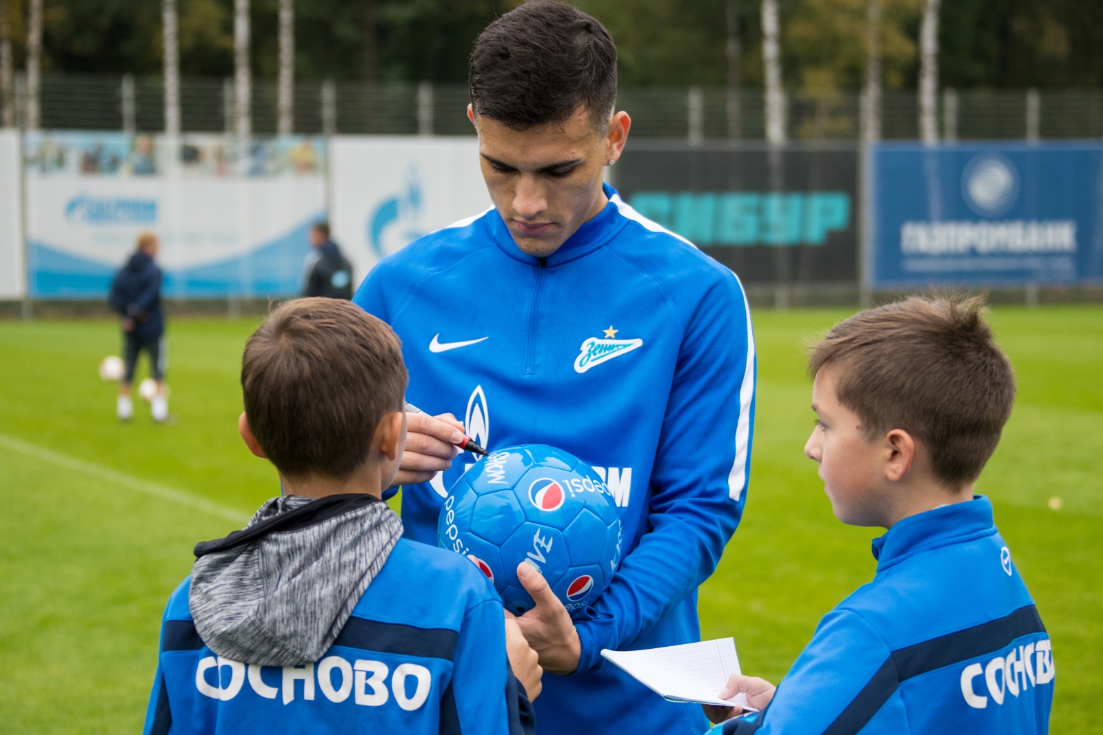 Воспитанники спортивного лагеря «Сосново» побывали в гостях у «Зенита»