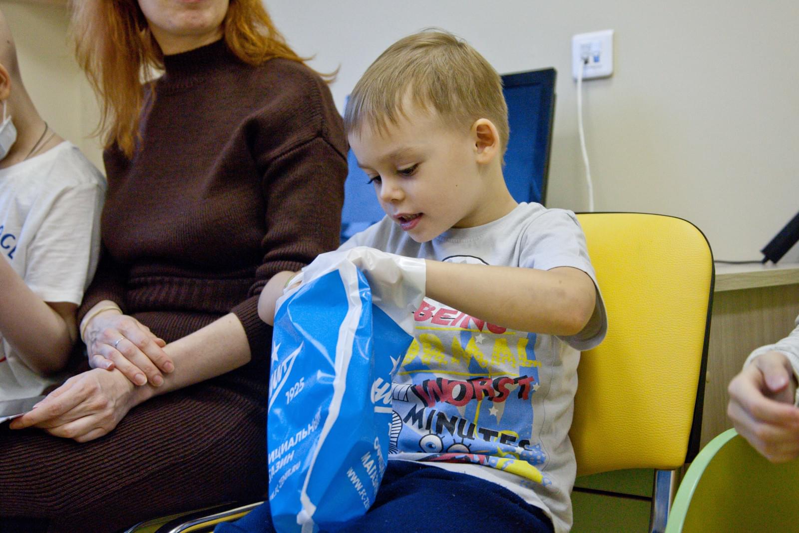 «Марафон добра»: Дмитрий Полоз встретился с маленькими пациентами в Центре Алмазова