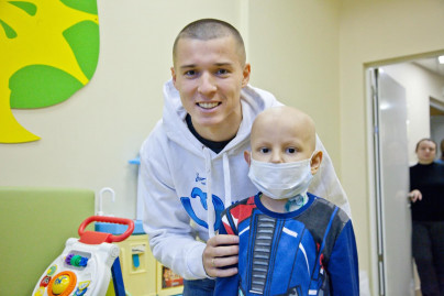 «Марафон добра»: Дмитрий Полоз встретился с маленькими пациентами в Центре Алмазова