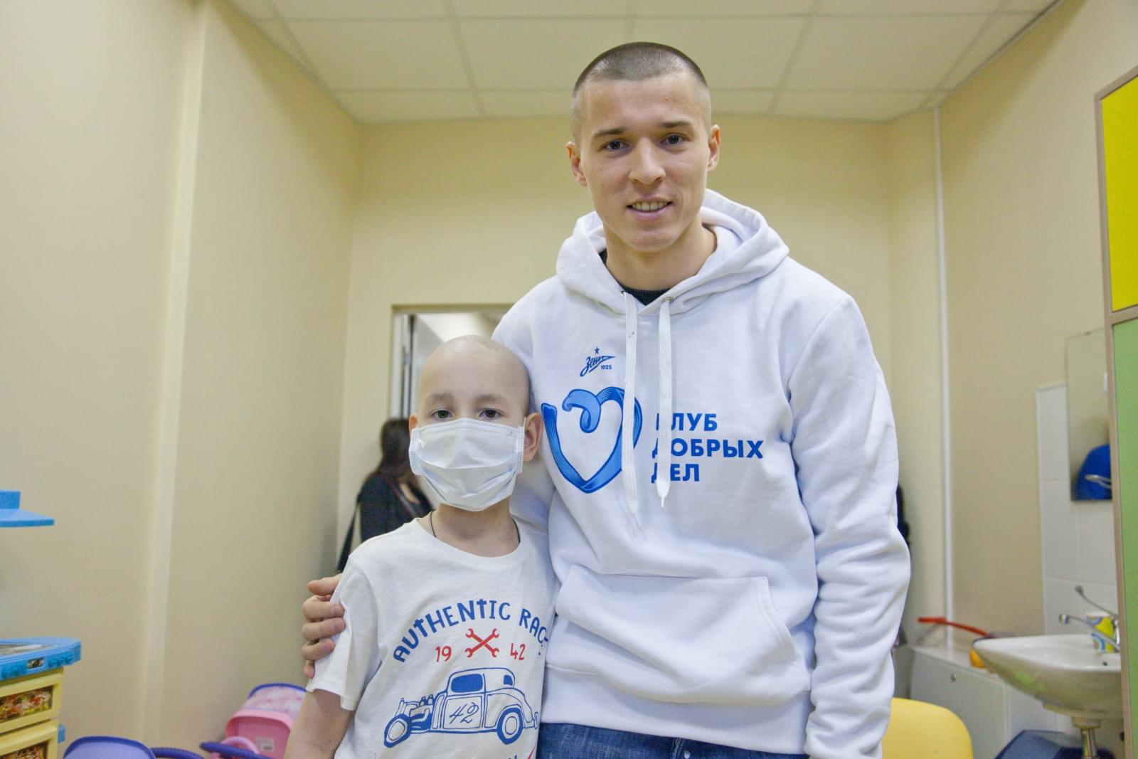 «Марафон добра»: Дмитрий Полоз встретился с маленькими пациентами в Центре Алмазова