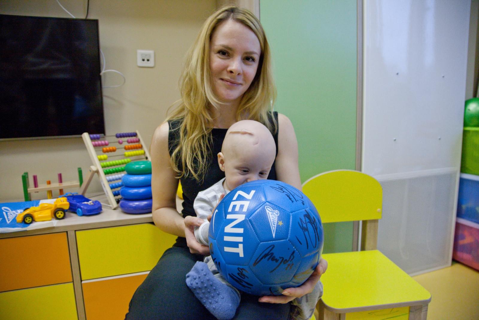 «Марафон добра»: Дмитрий Полоз встретился с маленькими пациентами в Центре Алмазова