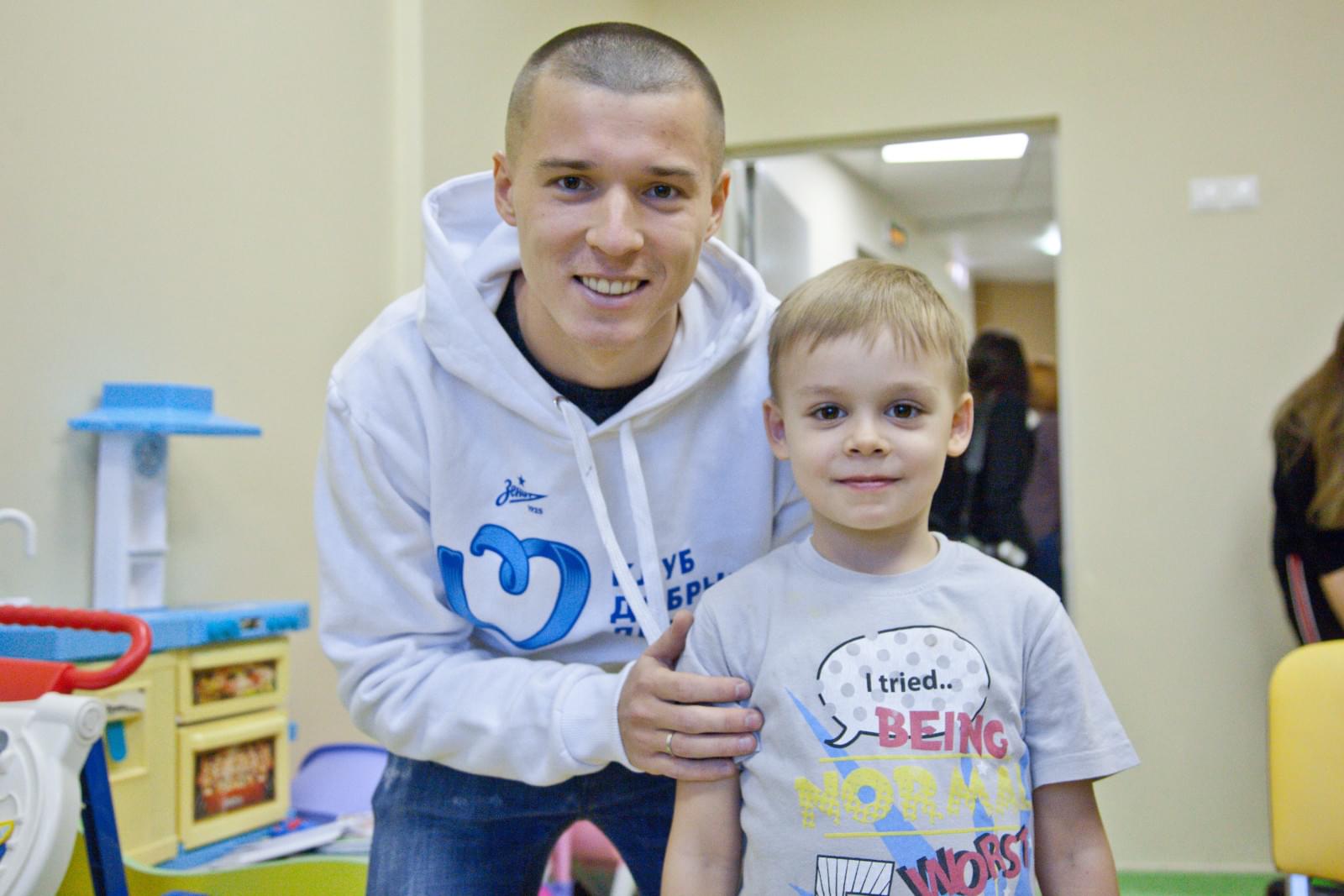 «Марафон добра»: Дмитрий Полоз встретился с маленькими пациентами в Центре Алмазова
