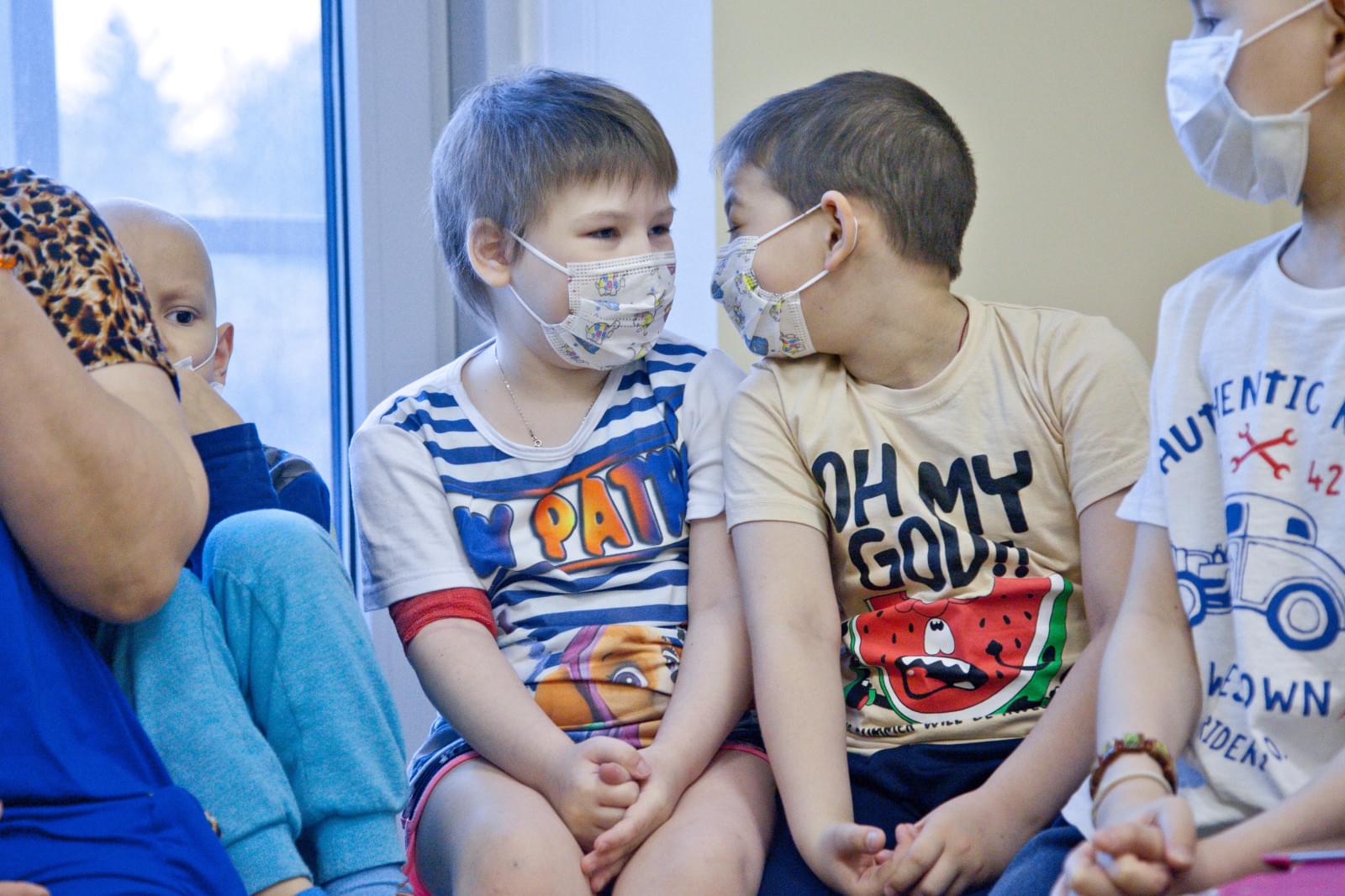 «Марафон добра»: Дмитрий Полоз встретился с маленькими пациентами в Центре Алмазова